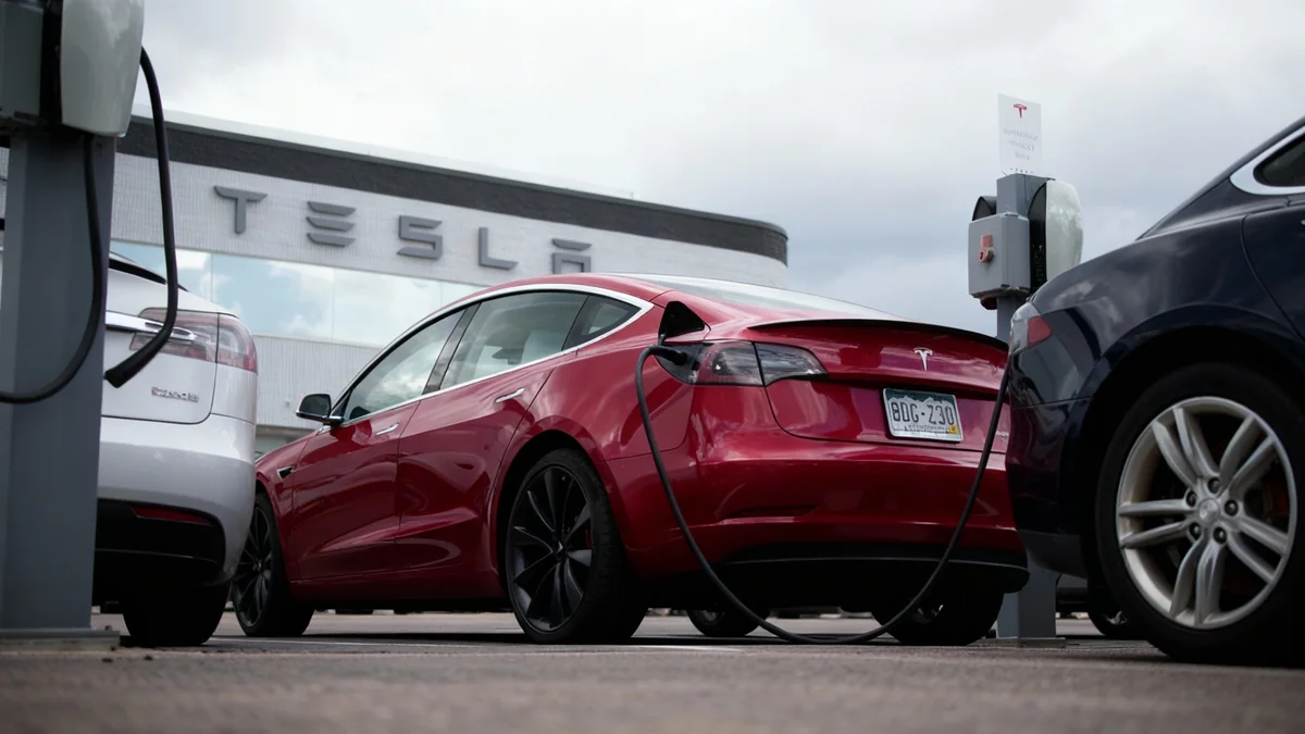 Verfahren gegen Tesla-Sticker-Tagger eingestellt