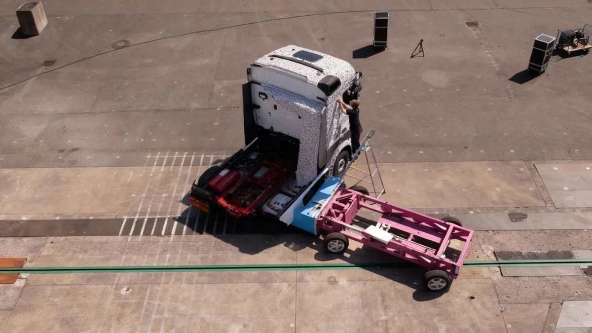 Daimler E-LKW besteht schweren Seitencrash-Test