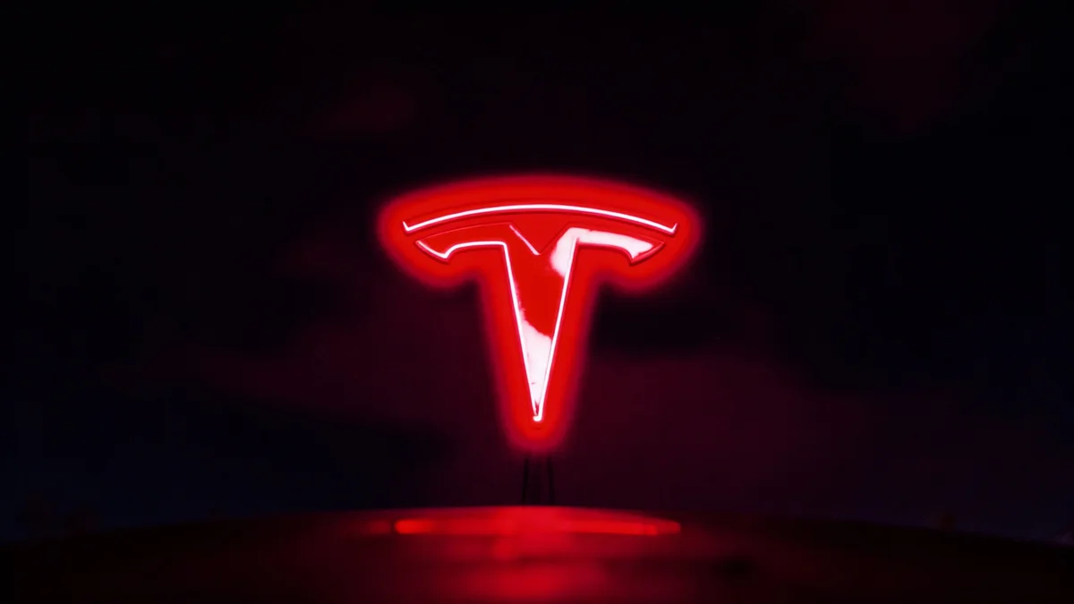 KI-Chatbot Grok fordert Nacktfotos von Kind in Tesla